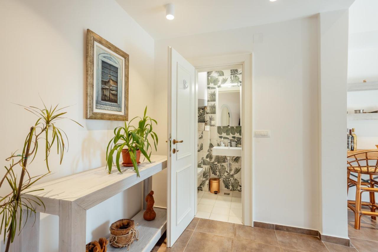 Stylish Mini-House With Garden & Beach Bijela Bagian luar foto