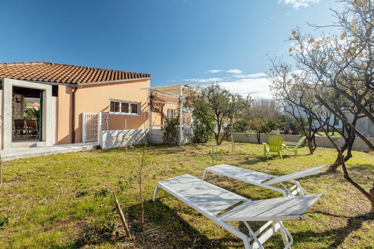 Stylish Mini-House With Garden & Beach Bijela Bagian luar foto