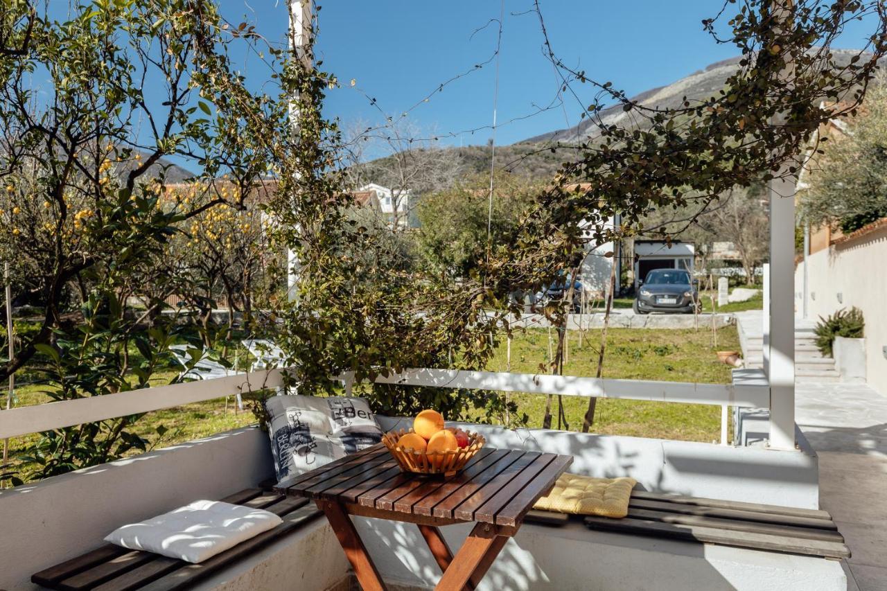 Stylish Mini-House With Garden & Beach Bijela Bagian luar foto