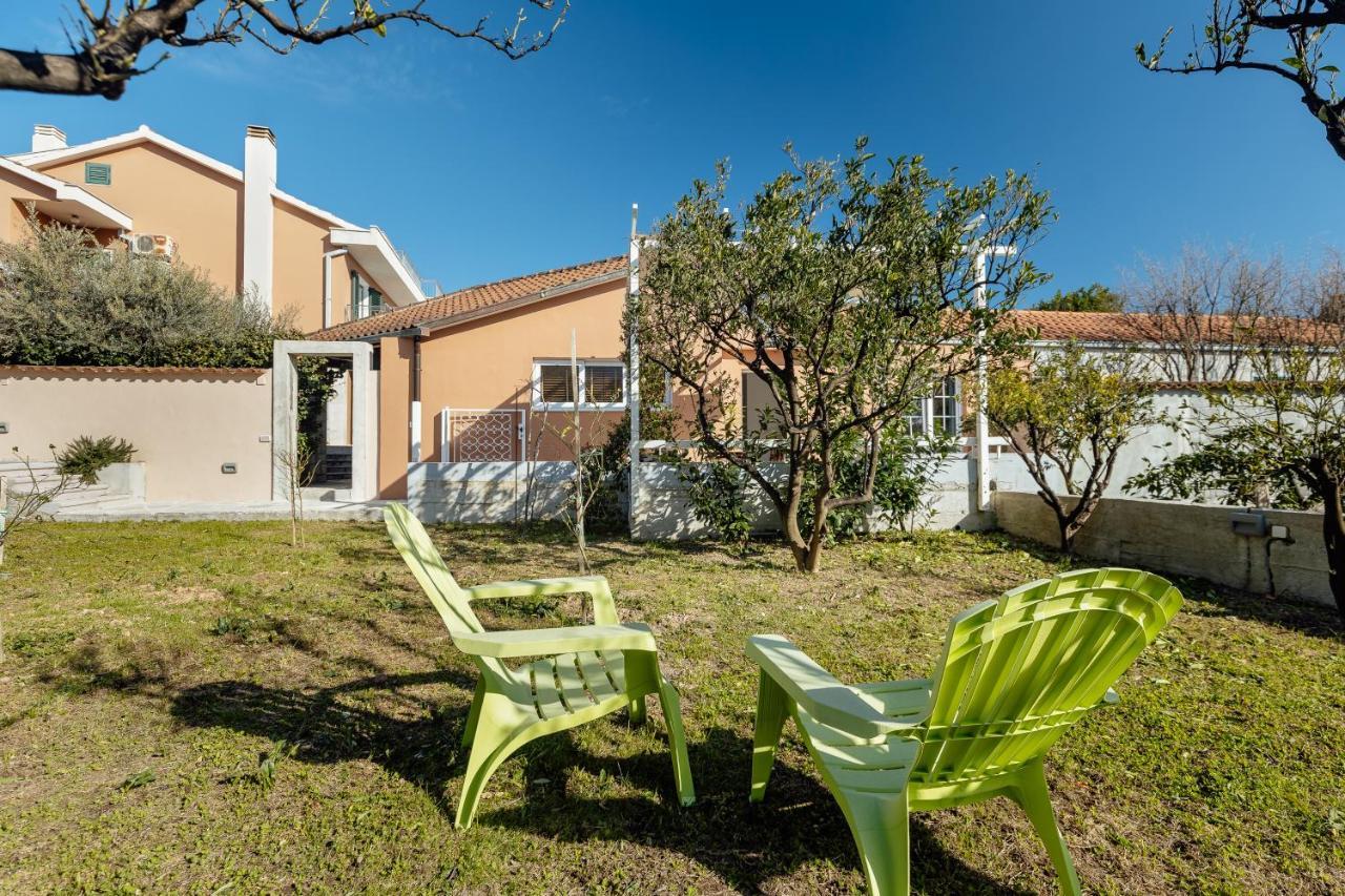 Stylish Mini-House With Garden & Beach Bijela Bagian luar foto