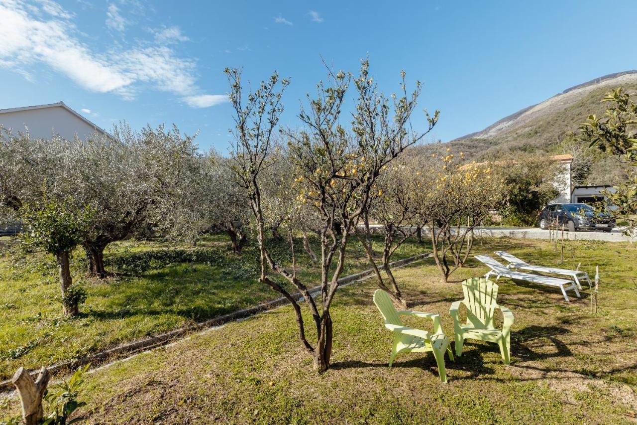 Stylish Mini-House With Garden & Beach Bijela Bagian luar foto