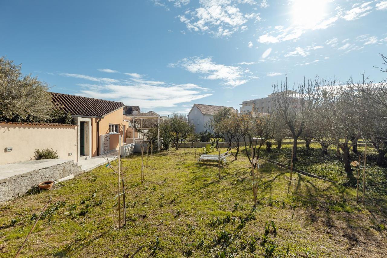 Stylish Mini-House With Garden & Beach Bijela Bagian luar foto